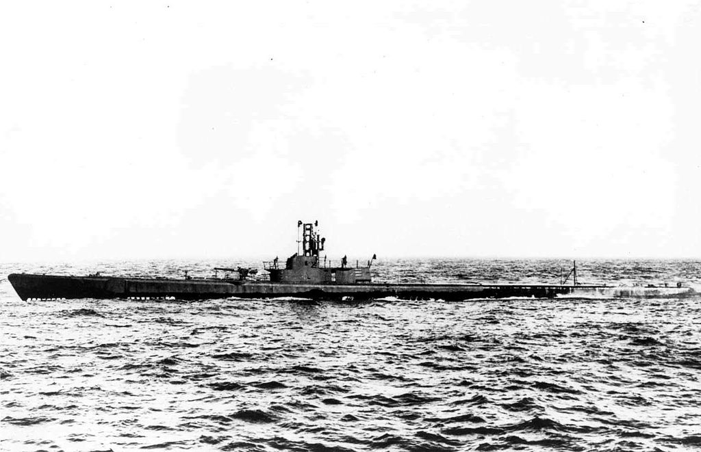photo of USS Flasher at sea in 1944